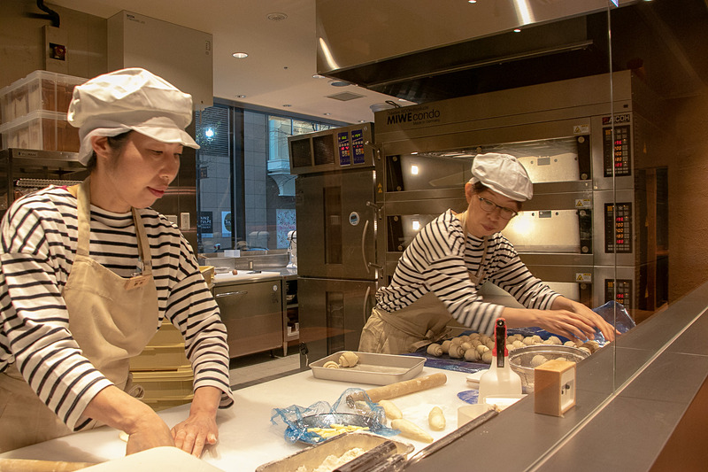 焼きたてのパンを提供するベーカリー