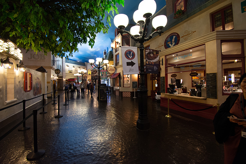 天井に空を描いた特徴的なアーケード