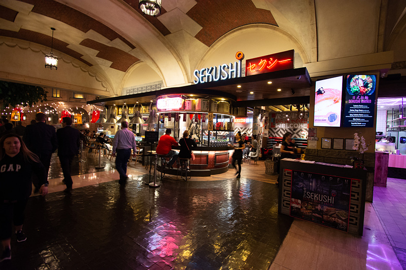 天井に空を描いた特徴的なアーケード