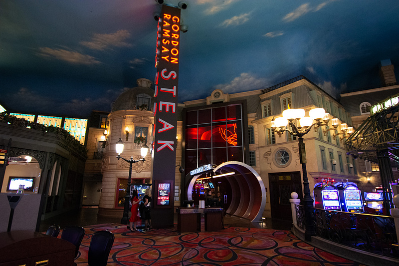 天井に空を描いた特徴的なアーケード