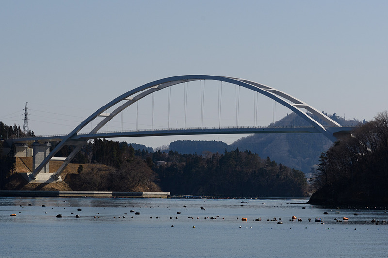 4月7日15時に開通した「気仙沼大島大橋」。右が大島側