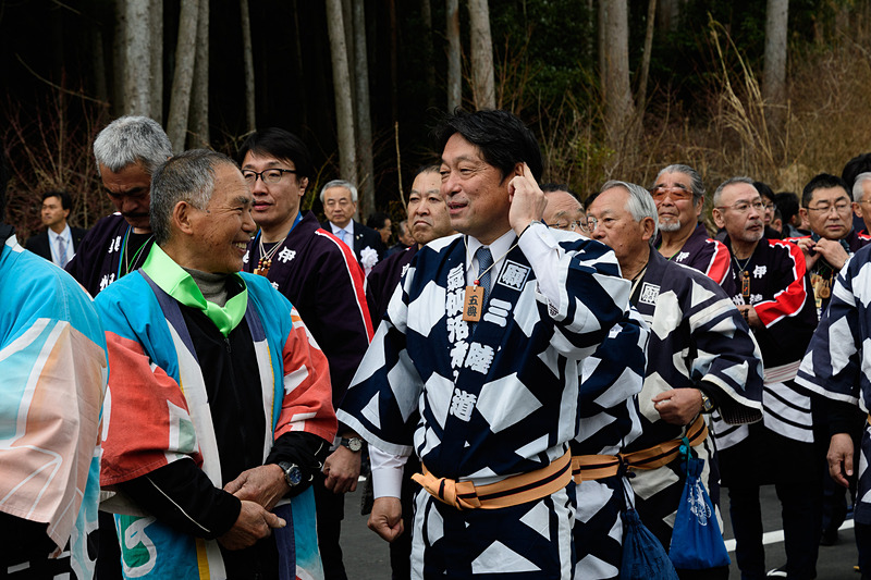 メンバーと語らう小野寺議員