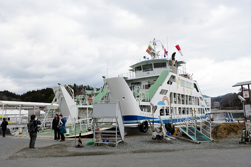気仙沼 エースポートから大島 浦の浜港へ向かう定期便。最終日とあって、記念写真を撮る人を朝から見かけた