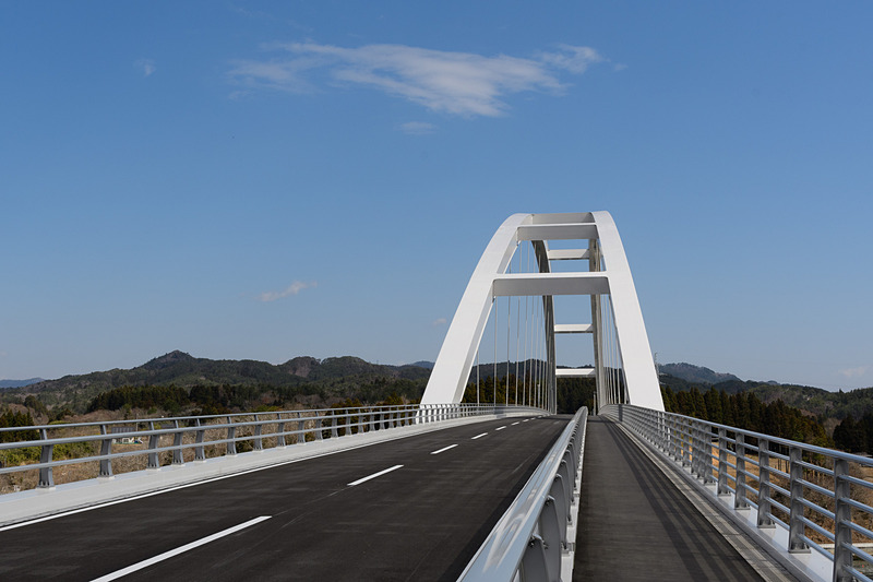 4月7日15時の開通を待つ気仙沼大島大橋。今後はこの橋が島民の足となっていく