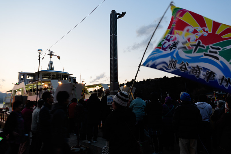 記者も18時20分の船に乗ろうと港へ向かったが、多くの人が別れを惜しみ、集まっていた