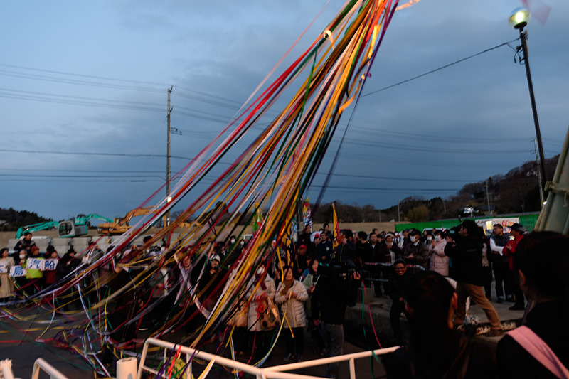 色とりどりの別れのテープ