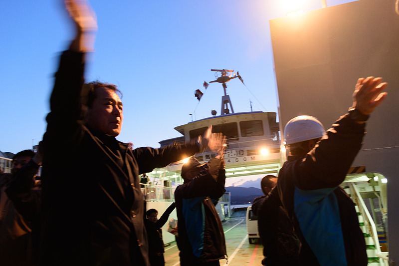 大島の人にさよならと感謝の意を伝える白幡社長