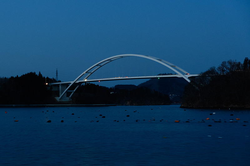 気仙沼へ向かう最終便から見た気仙沼大島大橋。供用開始前と異なり、クルマが走っている