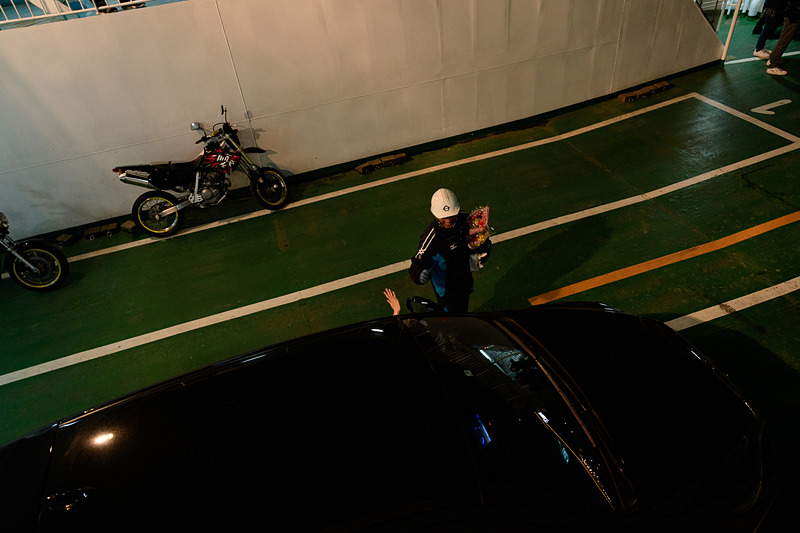 気仙沼で降りるクルマの乗客もスタッフに別れを告げ、降船準備をするスタッフもそれに応える