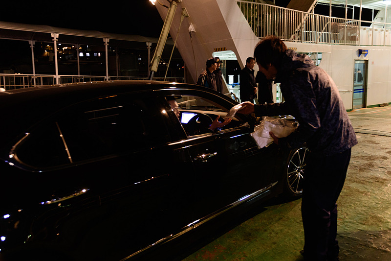 最終便の乗客には記念品が配布された