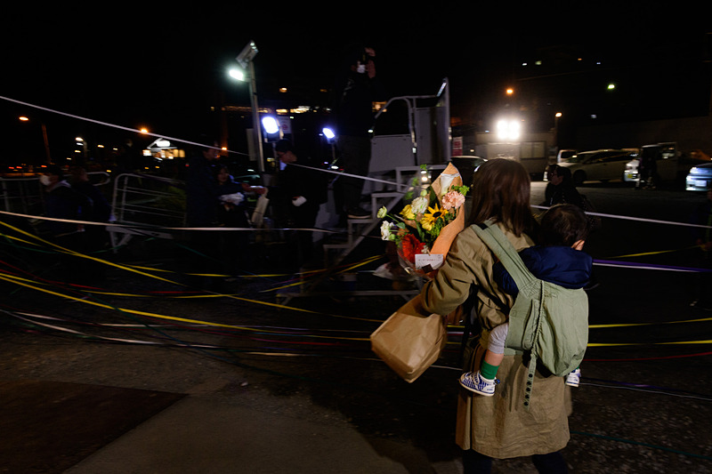 大島の自宅へ向かうのだろうか。大島汽船のスタッフにあいさつしながら乗船した親子