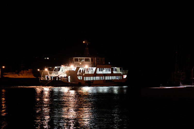 気仙沼 エースポート19時00分発の定期航路最終便となったフェリー亀山は、大島 浦の浜港に向かって旅立っていった