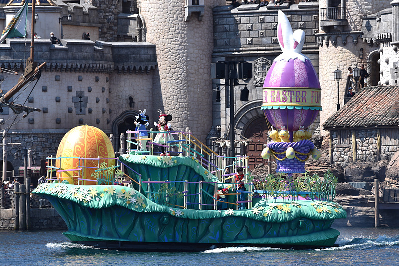 ミッキーマウスとミニーマウスは「イースターバルーン」がテーマの船に乗って登場