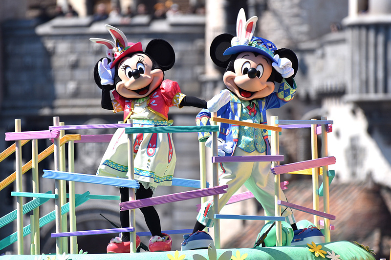 春らしいコスチュームがまぶしい