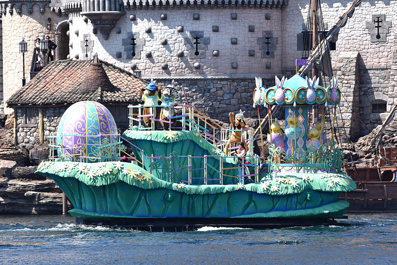 チップとデール。プルートたちの船のテーマは「イースターカルーセル」