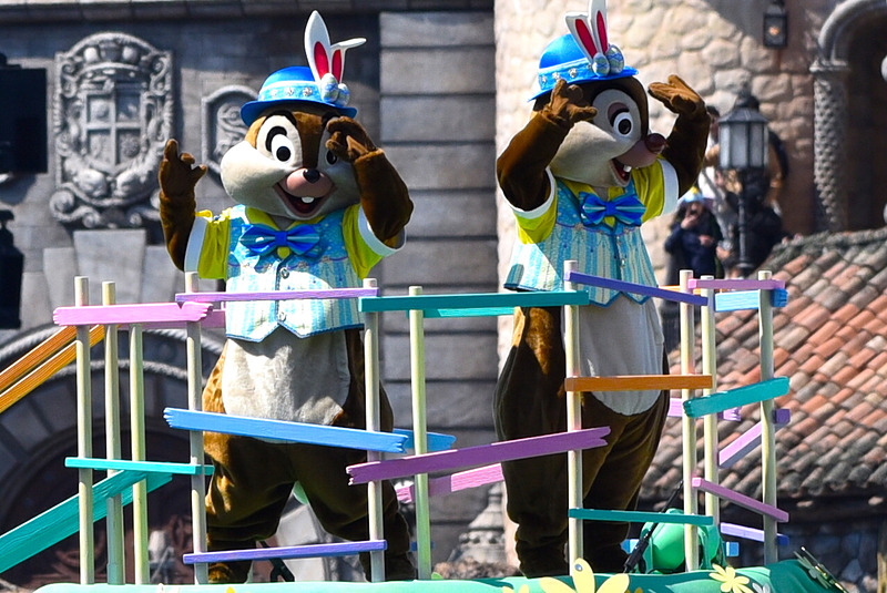 お揃いのジレとシャツにハットで決めたチップとデール