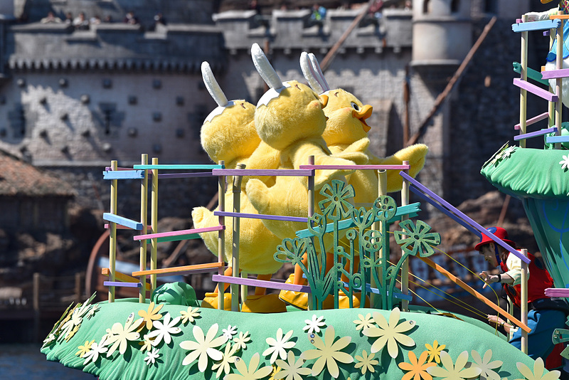 「うさピヨ」たちが！　ドナルドダックを見つめていた