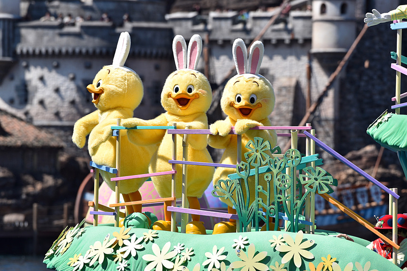 ごあいさつを促され、広場のゲストに顔を見せてくれた