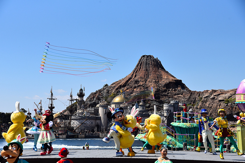 カイトが大空に舞い上がり「うさピヨ」の優勝をお祝い