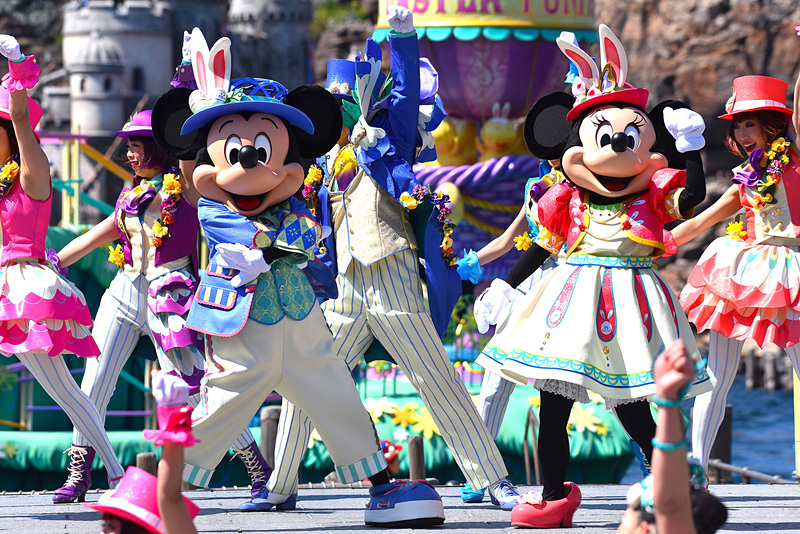 全員で軽やかにダンスするシーンも