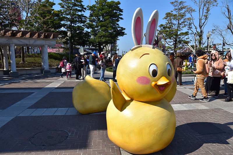 ファミリーやグループで「うさピヨ」の後ろからひょこっと顔を出して撮影しよう
