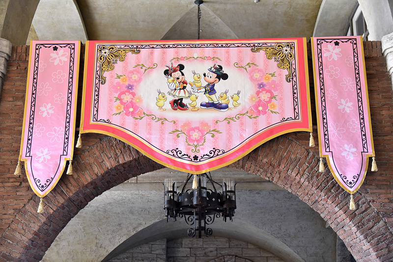 天井近くにはミッキーマウスやディズニーの仲間たちと「うさピヨ」のバナーが掲げられている