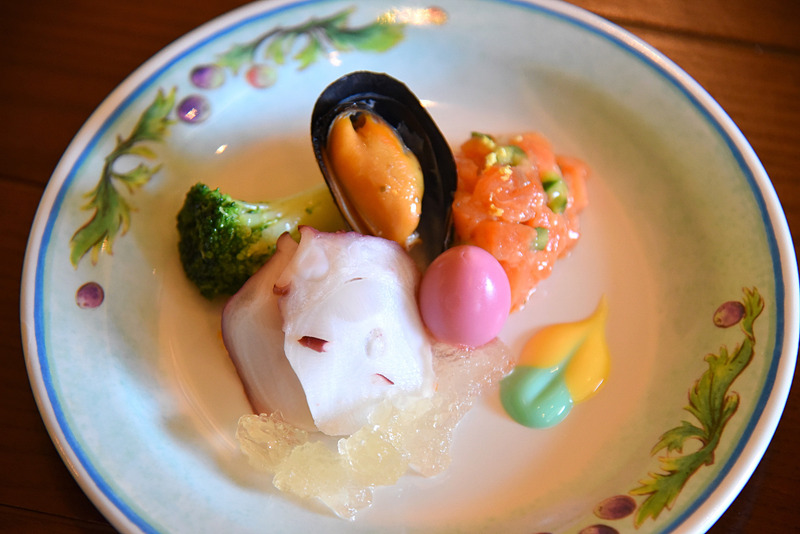 「前菜の盛り合わせ（サーモンのマリネ、大麦のサラダ、タコ、ムール貝、エッグ）」