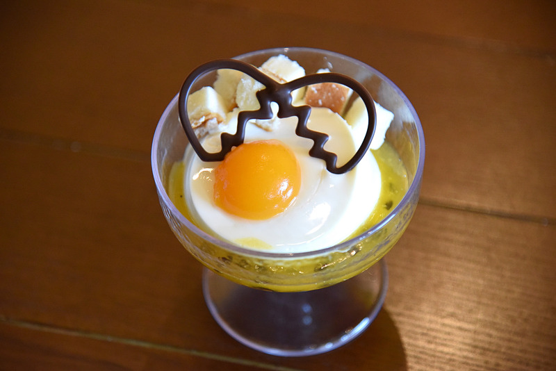 「パンナコッタ、パッションフルーツソース」