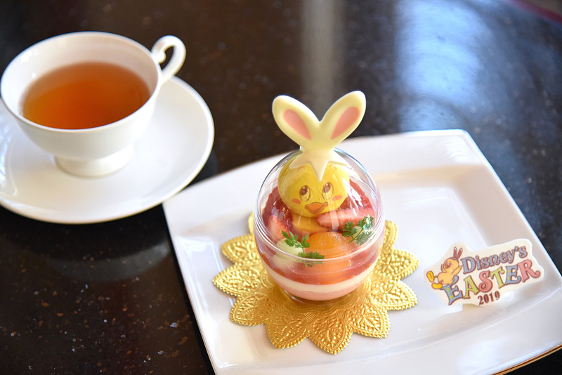 「うさピヨ」の上目遣いが心を揺さぶる「“ディズニー・イースター”ケーキセット」