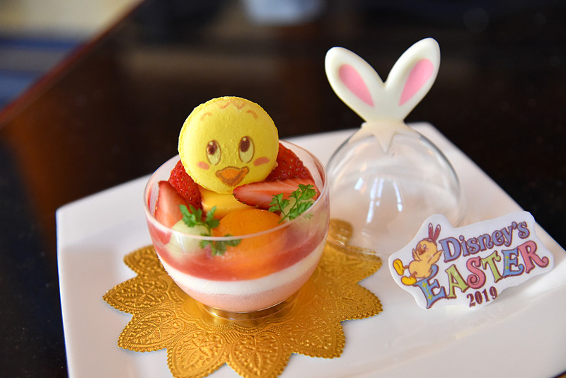 レモンマカロンとともにトップにはフルーツがどっさり