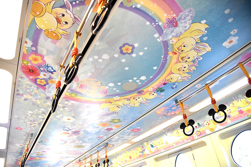 人懐っこい「うさピヨ」とパステルカラーが春気分な車内