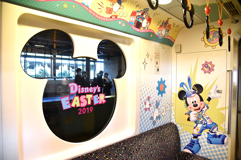 「うさたまチェイサー」に扮したミッキーマウスたちが車内に描かれている