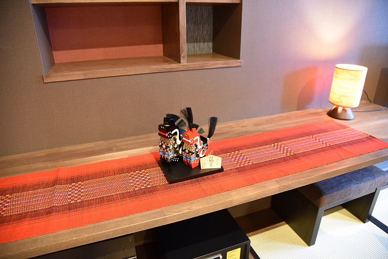 ちょこんと飾られた縁起物「八幡馬」。サイドには「BUNACO照明」も