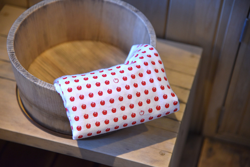 りんご柄のてぬぐいが愛らしい