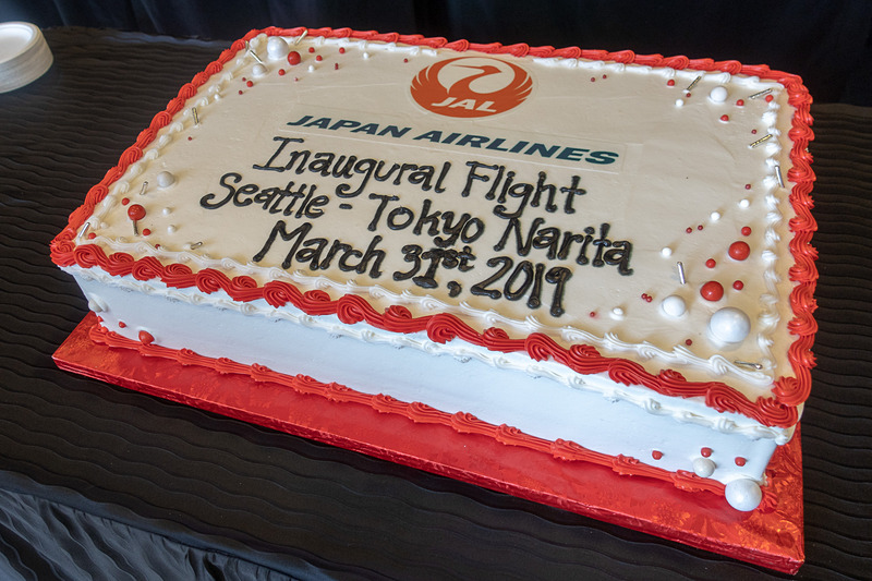 アメリカンなケーキや記念品の配布でシアトル発の初便をお祝い