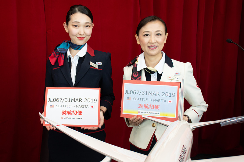 アメリカンなケーキや記念品の配布でシアトル発の初便をお祝い