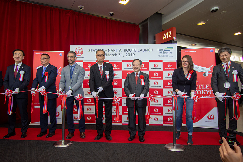シアトル発の初便を祝うテープカット