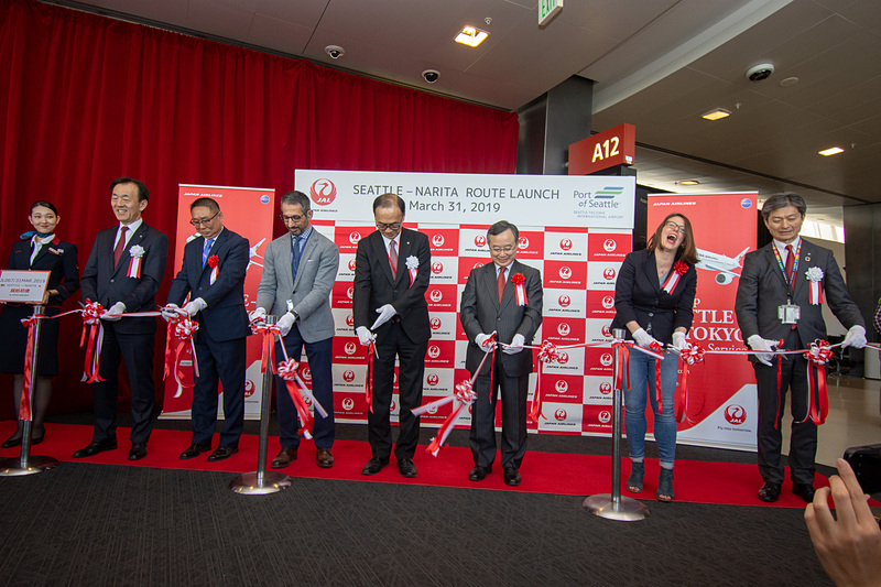 シアトル発の初便を祝うテープカット