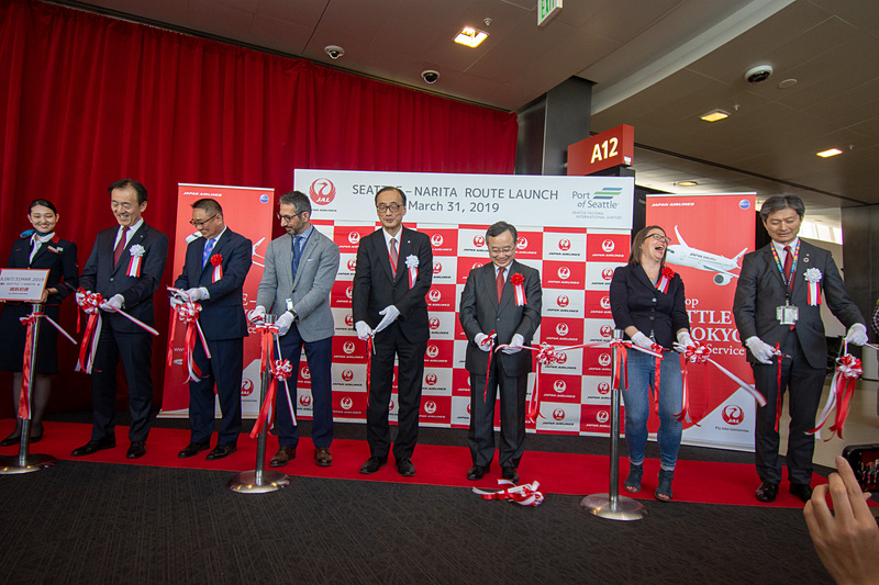 シアトル発の初便を祝うテープカット