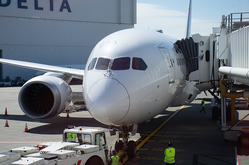 駐機場を離れて滑走路へ向かうJL067便