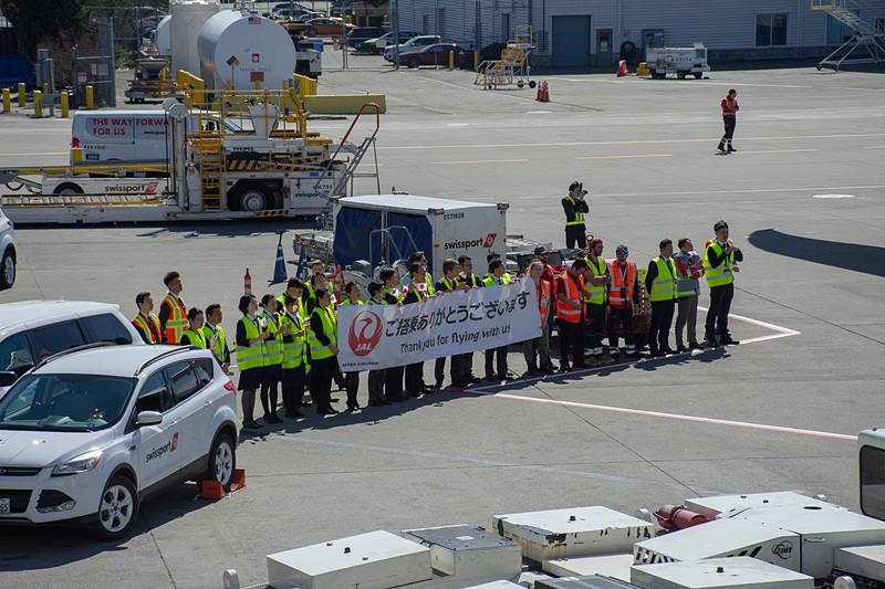駐機場を離れて滑走路へ向かうJL067便