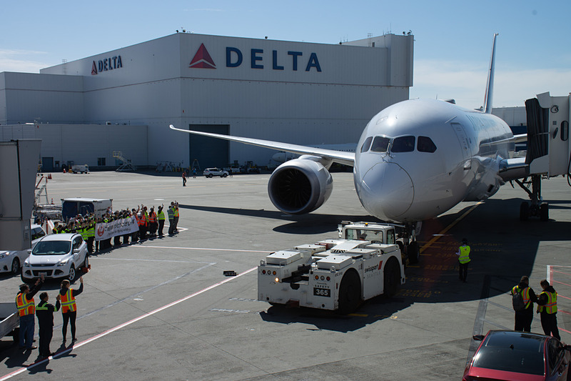 駐機場を離れて滑走路へ向かうJL067便