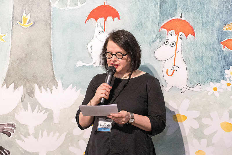 フィンランドのムーミン美術館から来日したタイナ・ムッリィハルエ館長