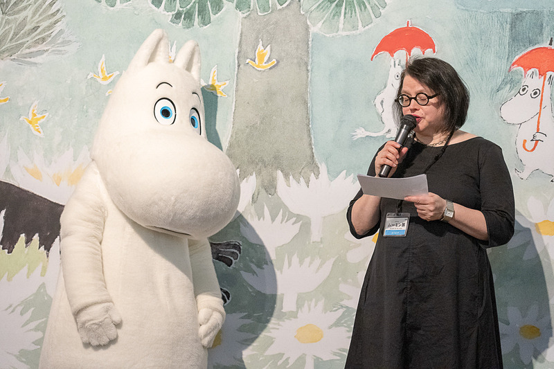 館長の話に耳を傾けるムーミン