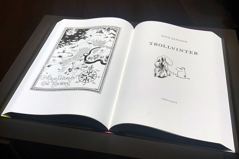 大きな洋書が1枚ずつめくられていくように投影されているデジタル展示も