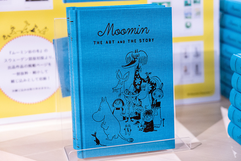 青の布張りが目を引く美しい装丁。ムーミンの小説（原書）とサイズを同じにしているなどムーミンファンにはたまらない図録になっています（2200円、税別）