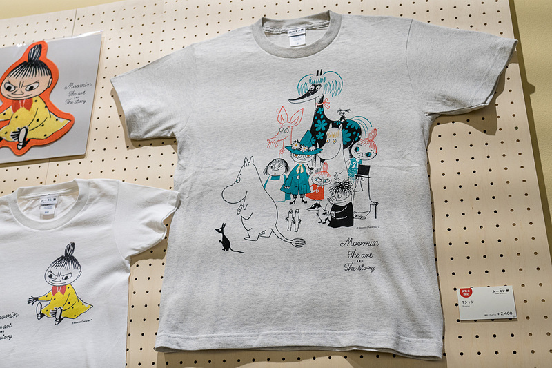 展覧会のメインビジュアル柄のTシャツは2400円（税別）