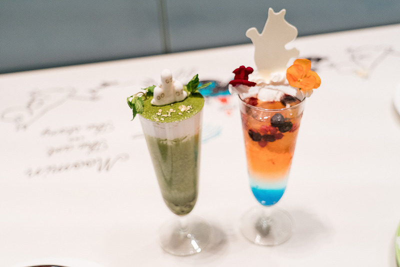 ニョロニョロの抹茶タピオカドリンク（1250円）（左）と、ムーミンお散歩ソーダ（1100円）（右）
