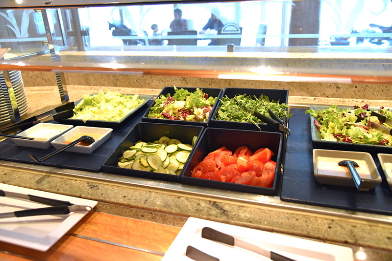 サラダ類の多さも魅力。船旅での野菜不足を防止