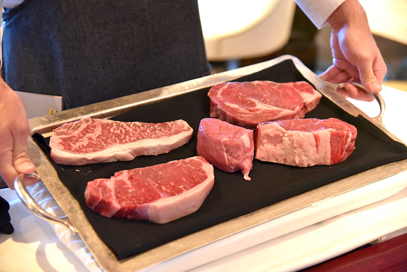 肉の状態やサイズを確かめながらオーダー